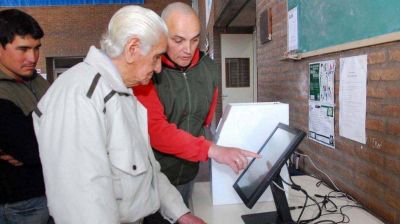 Los abuelos siempre los primeros en votar