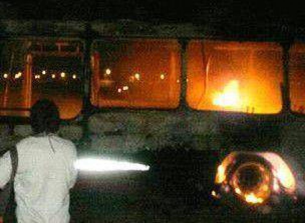 Incendiaron un colectivo en El Quebrachal