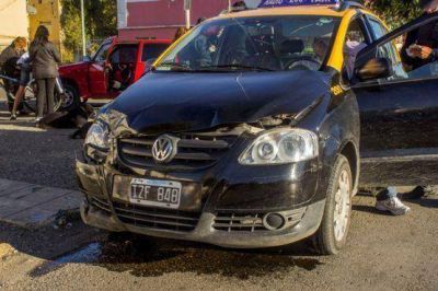 Taxista se vio involucrado en un choque