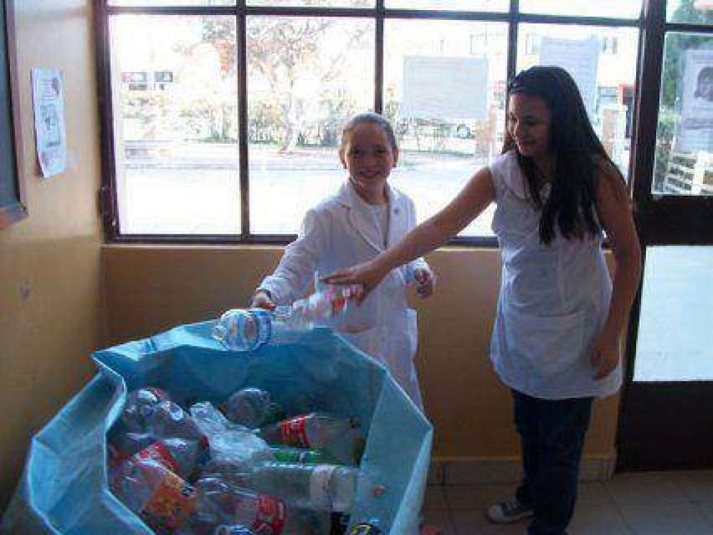 Establecimientos p�blicos y privados se suman al reciclado de botellas en Viedma