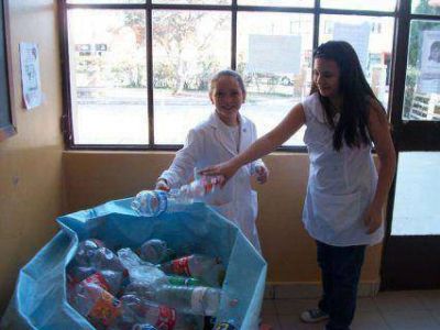 Establecimientos p�blicos y privados se suman al reciclado de botellas en Viedma