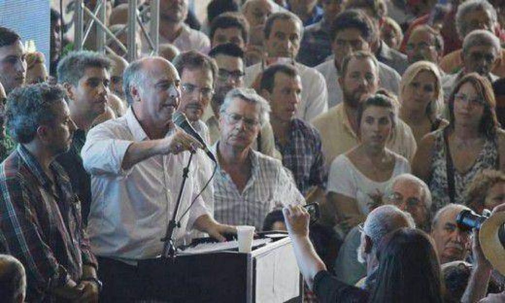 Accastello: �C�rdoba votar� por el futuro, no por el pasado�