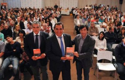 Presentaron el primer manual para conductores de motoveh�culos