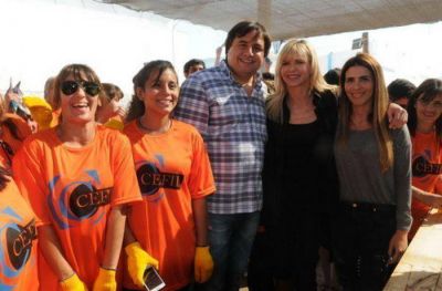 Es �poca de �vacas gordas�... Manino Iriart y Karina Rabolini junto a 7.000 personas saborearon 20 vaquillonas con cuero