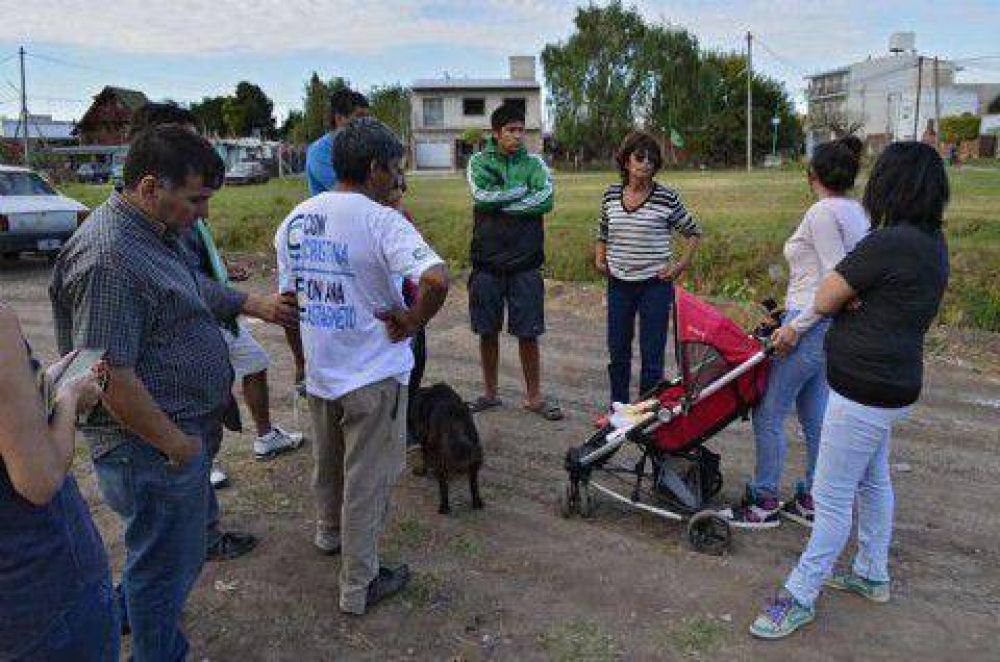 Ana Castagneto encabez� una jornada de trabajo junto a un grupo de vecinos de La Plata