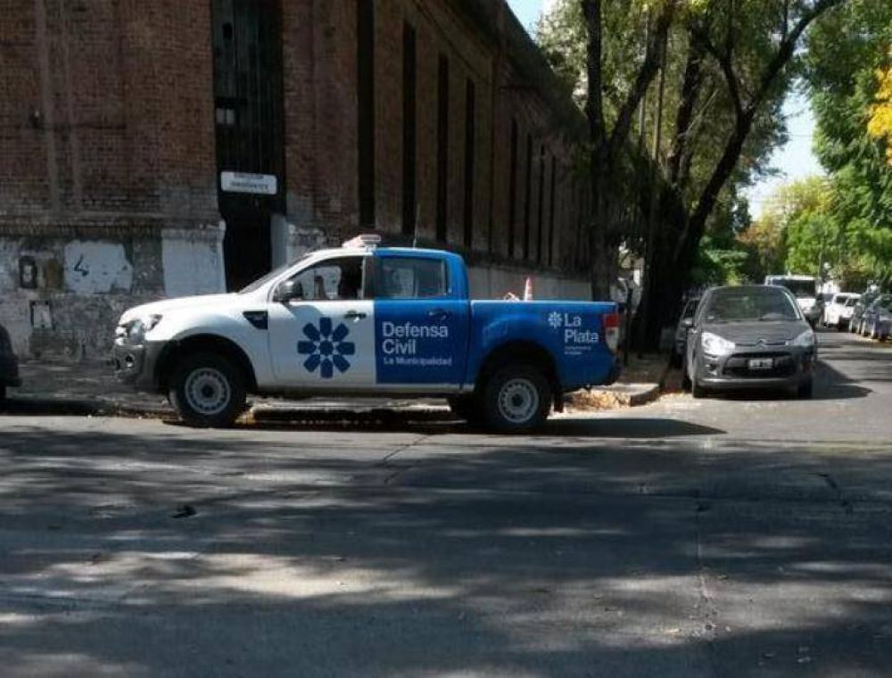 �Y a ellos qui�n los multa? Camioneta oficial obstruye rampa para discapacitados