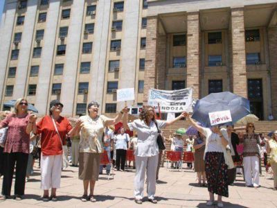 Unos 4 mil docentes jubilados siguen sin cobrar el 82 por ciento m�vil retroactivo por un freno judicial