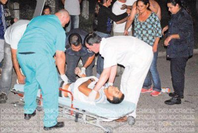 Balearon a un joven y un polic�a fue internado tras volcar con su patrullero