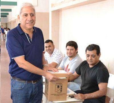 Elecciones en el PJ: Jos� E. Neder emiti� su voto en la Escuela Normal