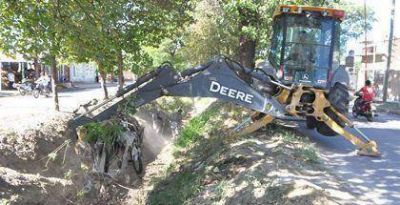 Contin�an los trabajos de limpieza de desag�es en la ciudad