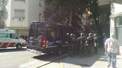 Un joven se pele� con su novia, se atrincher� en su departamento y amenaz� a los vecinos  