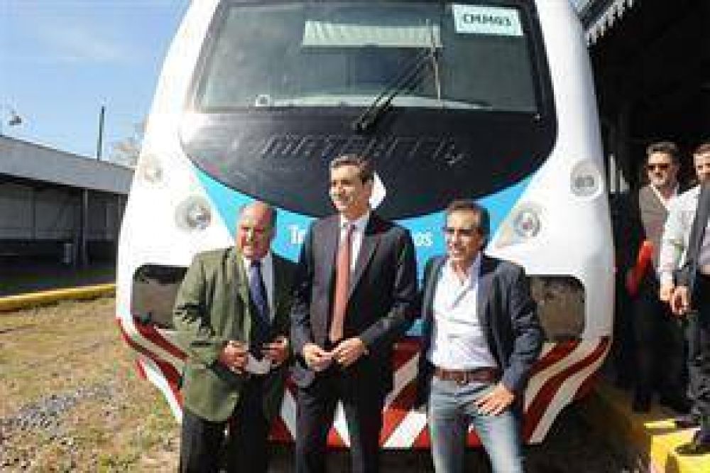 Florencio Randazzo present un nuevo tren que unir Capilla del Seor con Victoria con formaciones 0km nacionales