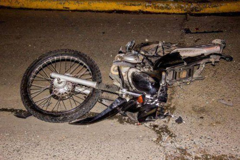 Choque entre una moto y un coche particular en la Av Gregores: Un hospitalizado