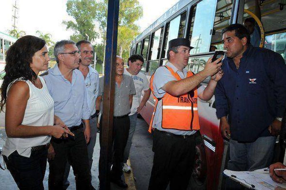 Controles de alcoholemia en la terminal de �mnibus de El Talar