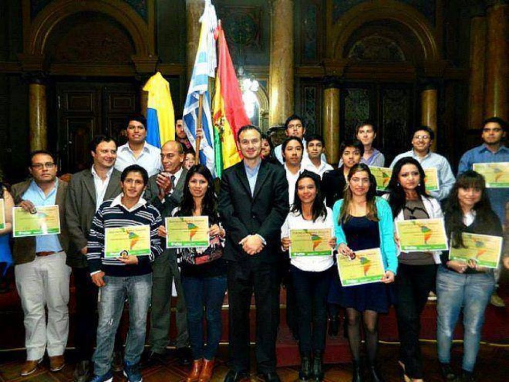 La Municipalidad entrega la distinci�n �Patria Grande� a los mejores estudiantes latinoamericanos