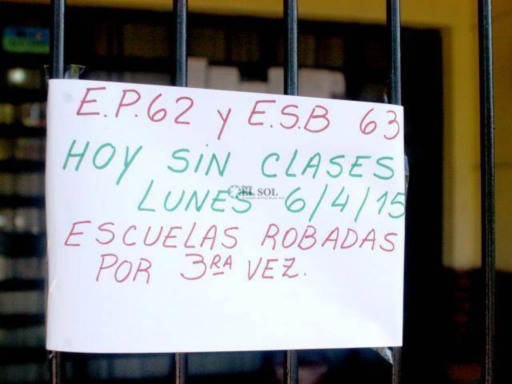 Robaron y destrozaron cinco escuelas en el fin de semana