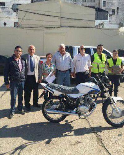 Juli�n Dom�nguez, hizo llegar al municipio de Trenque Lauquen, una moto y cuatro handies