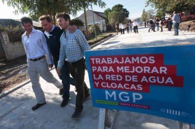 El Intendente supervis� las obras de asfalto de las cuadras que rodean la Base Spyrnal