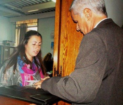 Presentan proyecto para que los taxistas trabajen con un sistema de tarjetas