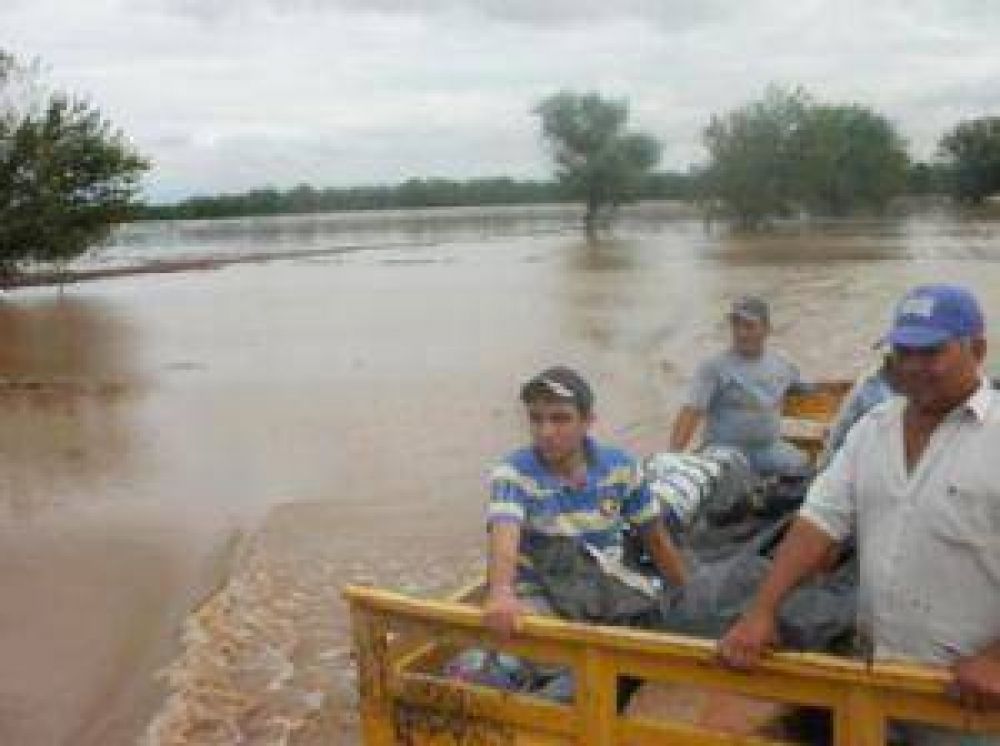 Moyano envi� 10 camiones de ayuda a Tucum�n tras las inundaciones