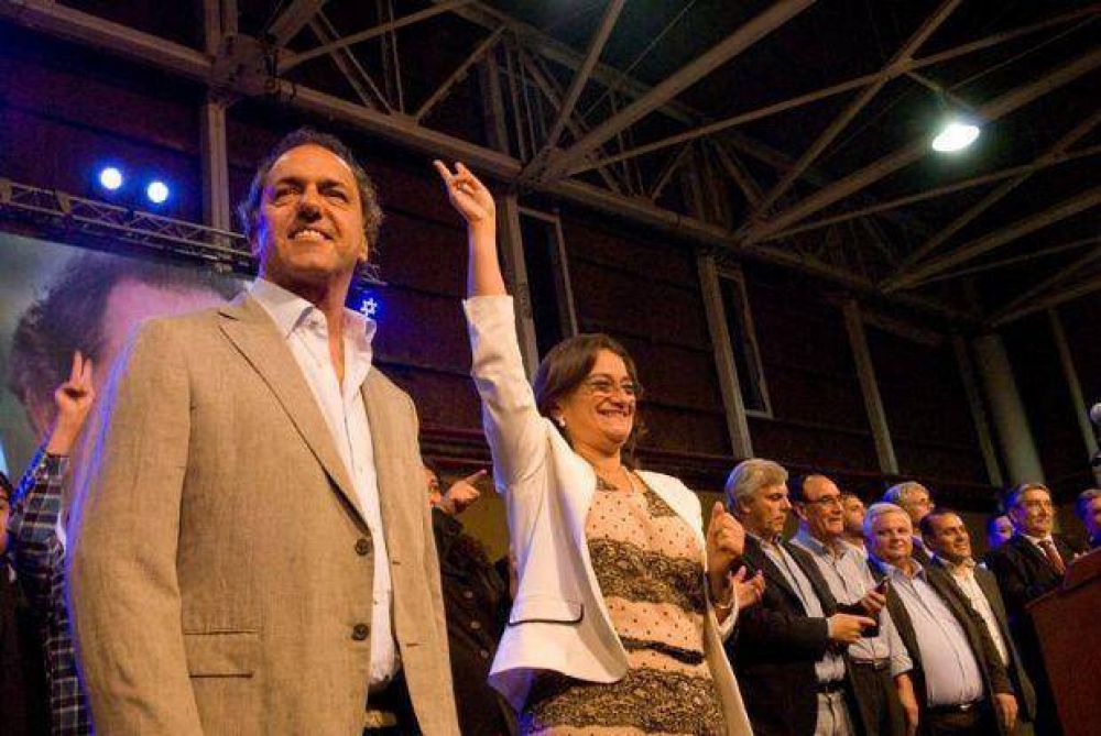 En plena campa�a, Scioli desembarc� en Catamarca