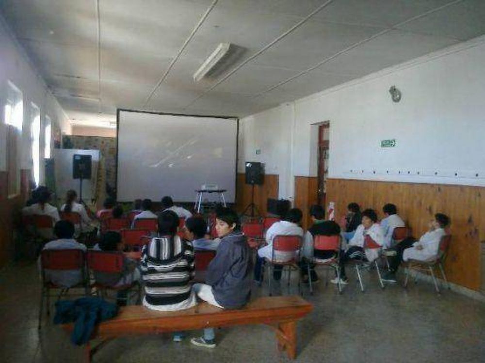 El Cine Mvil del INCAA inicia su recorrido por las escuelas rurales de Santa Cruz