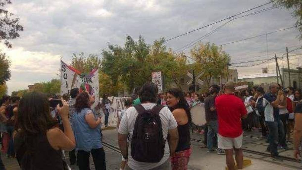 Ante la falta de pago, docentes marcharon y cortaron las vas del Mitre en Tigre