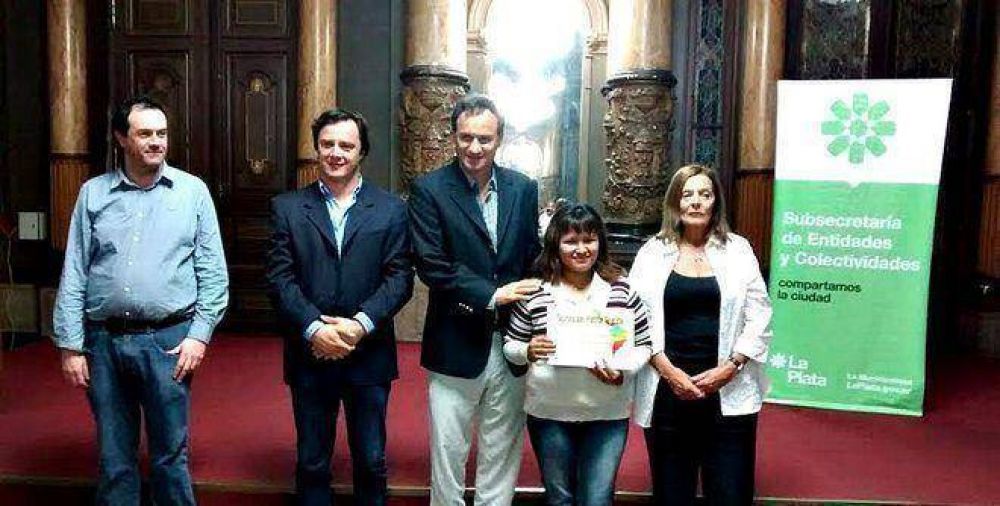 Junto a autoridades de la Universidad, el municipio distingui� a estudiantes latinoamericanos