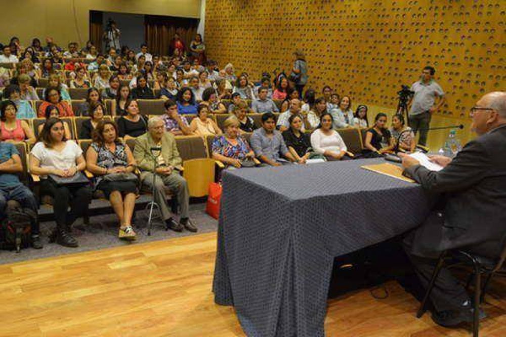 Ceschi disert� en el Centro Cultural del Bicentenario