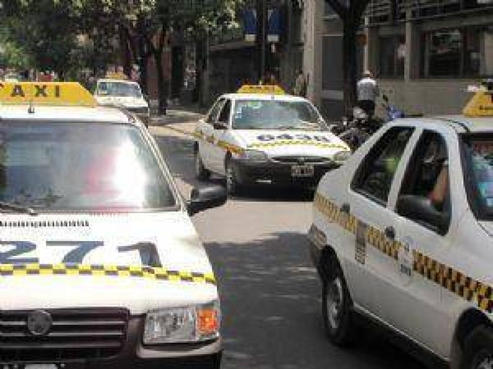 Taxistas quieren una bajada de bandera a $8
