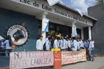 Alumnos tomaron dos escuelas