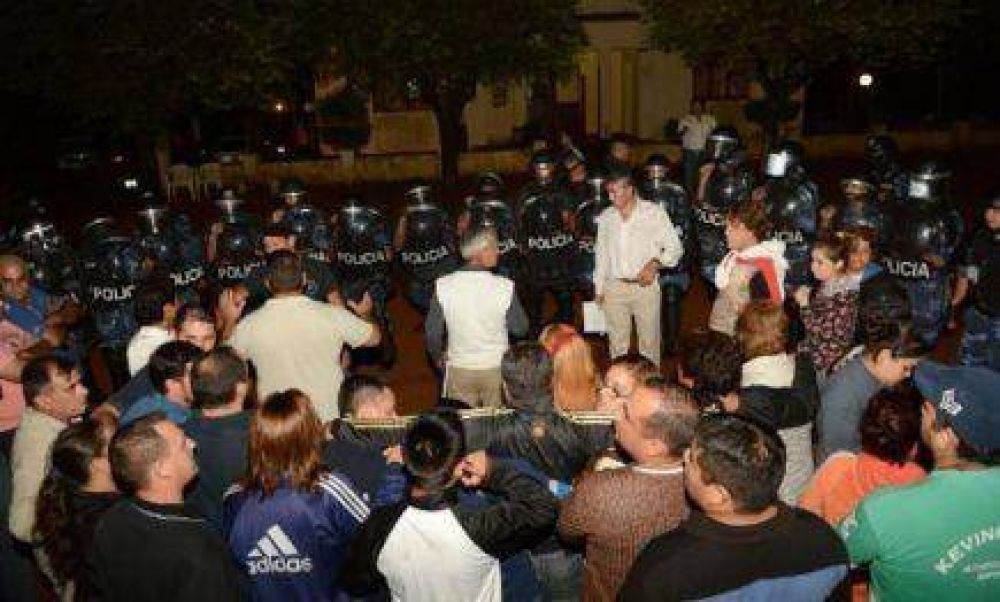 Desalojaron y pasaron a disponibilidad a polic�as que protestaban frente a la Comisar�a