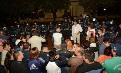 Desalojaron y pasaron a disponibilidad a polic�as que protestaban frente a la Comisar�a