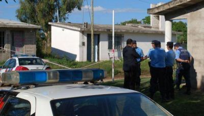 Lo encontraron atado y con un corte en el cuello