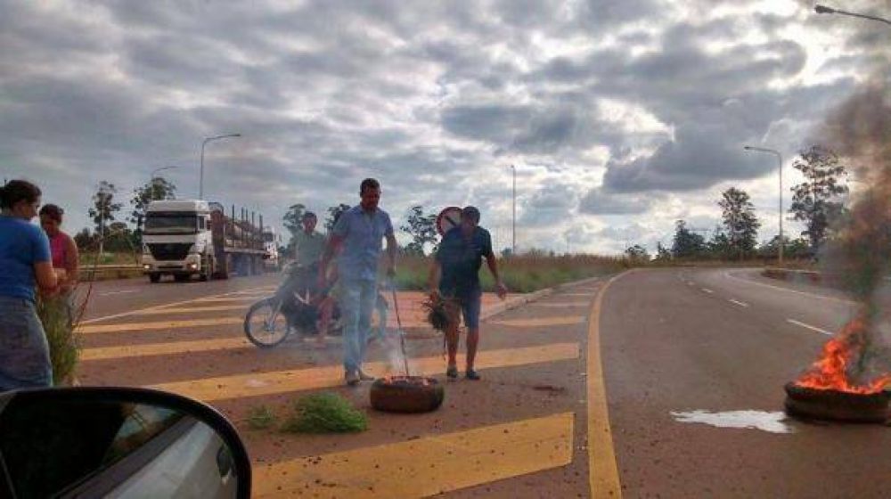 Vecinos del barrio Oleros Unidos est�n cortando el By Pass sobre ruta 12
