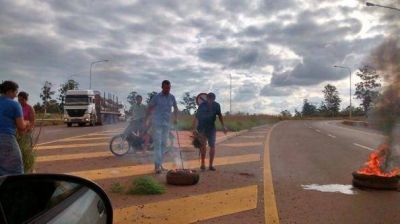 Vecinos del barrio Oleros Unidos est�n cortando el By Pass sobre ruta 12