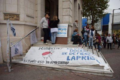 Con la presencia de Mirta Petrocini, la FEB realiz� una vigilia docente en el Paseo Mend�a