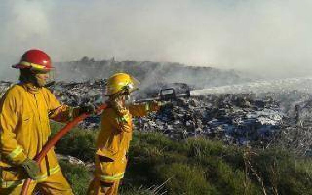 Tras las muertes en Ruta 9, contin�a el incendio en el basural de Baradero