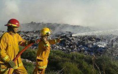 Tras las muertes en Ruta 9, contin�a el incendio en el basural de Baradero