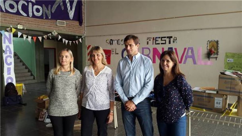 El intendente entreg� material did�ctico en escuelas secundarias