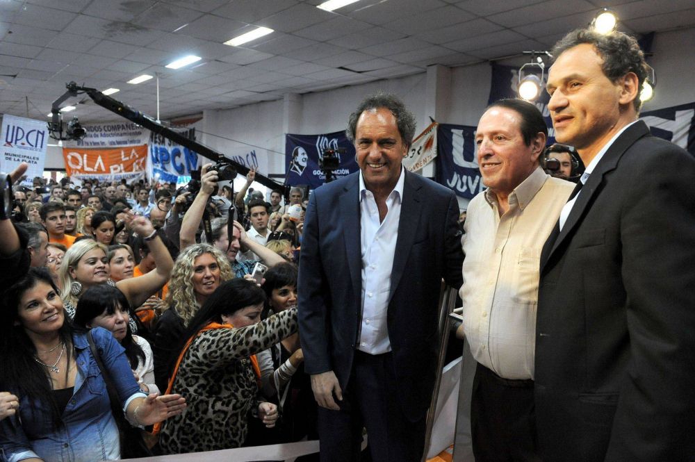 Quintana hizo ir a Scioli y Bruera a un mini acto en UPCN s�lo para tirarles flores