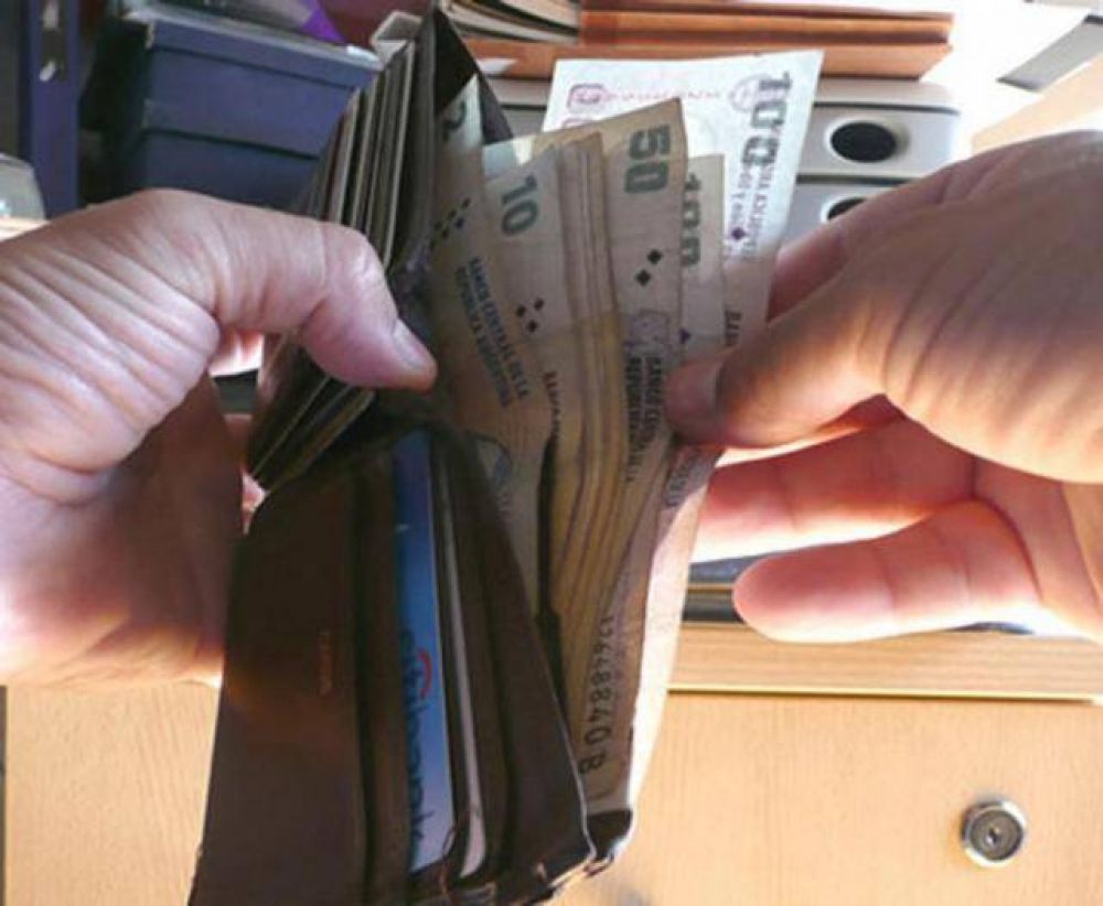 Le pidi� ayuda por un premio de $ 1.500.000 y le �sac� dinero