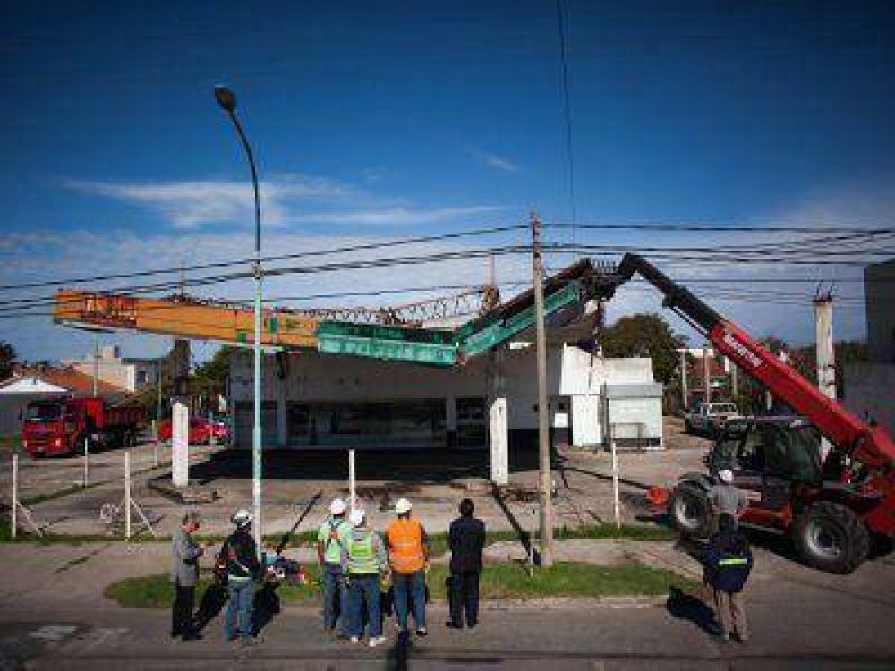 La municipalidad demoli� la estaci�n de servicio de Pedraza y Estrada