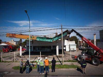 La municipalidad demoli� la estaci�n de servicio de Pedraza y Estrada