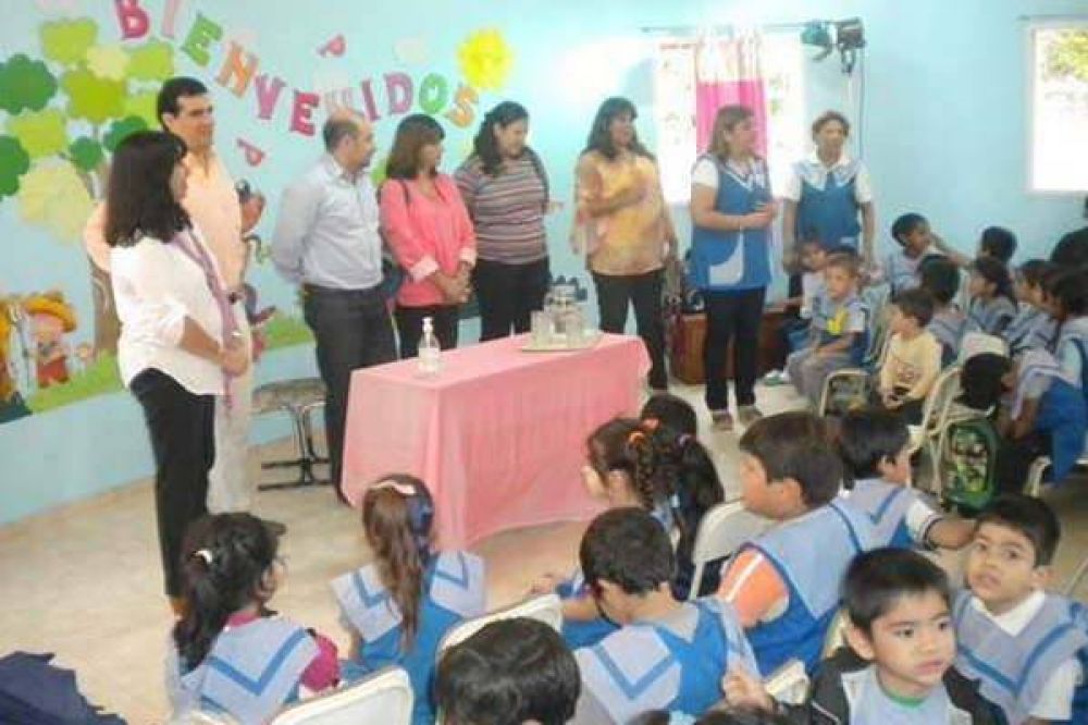 Ni�os de un Jard�n de Infantes recibieron indumentaria