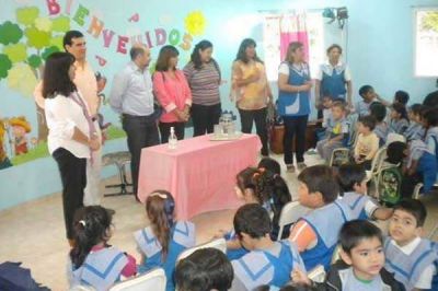 Ni�os de un Jard�n de Infantes recibieron indumentaria