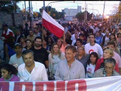Alfredo Cornejo camin� el barrio San Mart�n junto a Rodolfo Su�rez