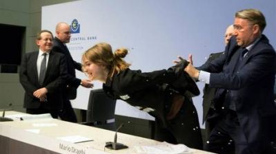 Gritos y papel picado en una rueda de prensa del BCE