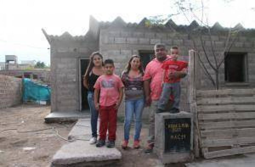 Hoy, 150 familias ser�n due�as del lote en que viven