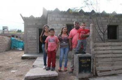 Hoy, 150 familias ser�n due�as del lote en que viven